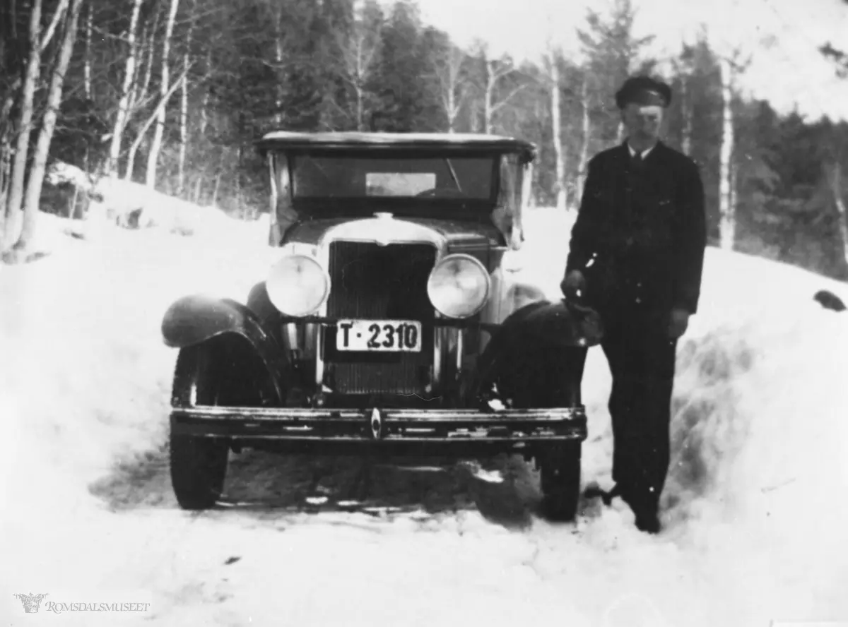 5 seters Chevrolet rutebil med reg nr T-2310, 1931 mod tilhørende Eira Auto..Chevrolet 1929-30...A/S Eira Automobilselskap ble startet i 1920 med ruter mellom Eikesdalsvatnet (Øverås) og Molde. Selskapet ble avviklet i 1930, men driften fortsatte med Torbjørn Frisvoll, og under navnet Eira Auto. I 1963 gikk Frisvoll sammen med Eidsvåg Auto v/ Torstein Alstad og etablerte Eira-Eidsvåg Billag (EEB). T-2310 er vel da den første bilen Frisvoll kjøpte. Dette var en 5-seter. I 1935 kjøpte han første buss med 18 seter.