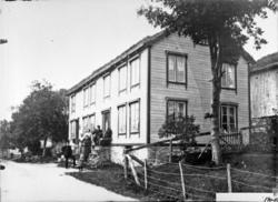 Parti frå Eidsvåg: Sjøbakken, Lindhjem, nu Wuhlviks hus, den