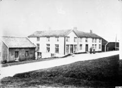 Gateliv i Eidsvåg, ved baker Larsen, senere baker Hurlen. .P