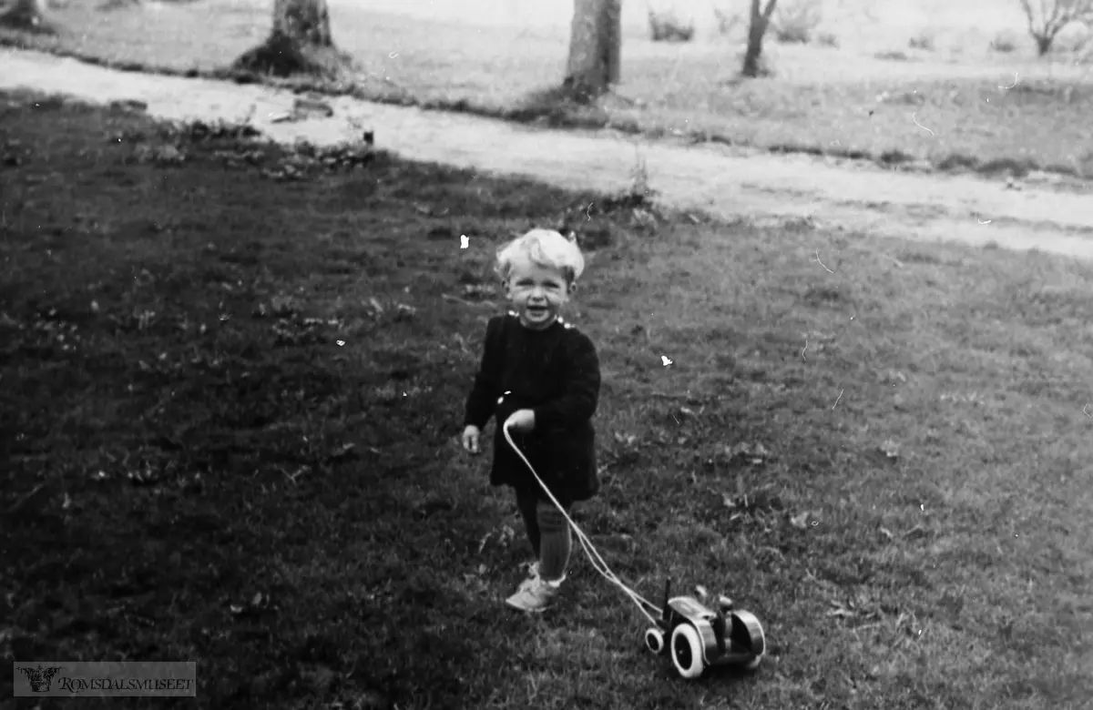 Aslak Øveraas 2 år gammel med ny "traktor". Aslak f. 1954.