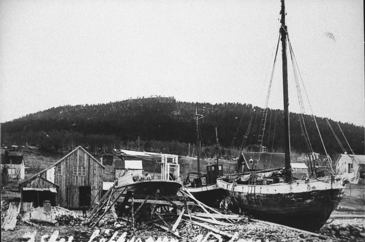 Johan Aas båtbyggeri - tre bilder. Bilde 1. er tatt i 1936 og viser til venstre båten som skulle bli bilferge mellom Sølsnes og Åfarnes, en av de første i sitt slag i distriktet. Til høyre en fiskebåt og en frakteskute tilhørende samme eier. Den hadde bare en motor og derfor ble begge båtene dratt opp hver høst og hver vår for å skifte over motoren fra den ene til den andre.