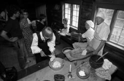 Olsok på Romsdalsmuseet i 1980..Kinning av smør på gammalt v