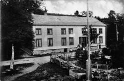 Sverdrups Gjestegiveri, Eidsvåg. ca 1910. Om garden og gjest