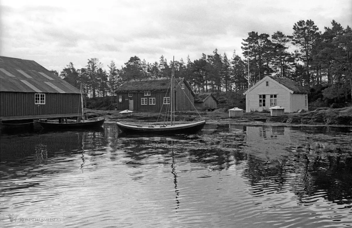 Fiskerimuseet på Hjertøya..f.v: Tranbrenneriet "kaka" fra Husøya, Bjørneremstua, Solem skole.