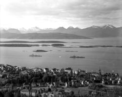 Molde by sett fra nord., Molde i panorama sett mot Bolsøya m