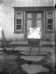 Trond Hånde f.08.10.1900 d.09.07.1917 ligger i kiste på trap
