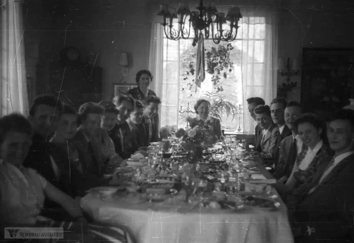 (Filmbeholder 39383, dato 17 Mai 1952) ."Vesla" med russevenner for frokost i Borgenvegen 28.