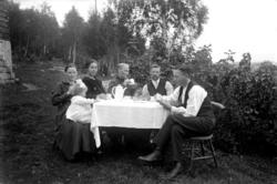 Ved kaffebordet ute i Bergly. ..http://da.digitalarkivet.no/