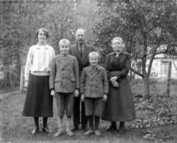 Eikesdal skole ses til høyre i bakgrunnen.