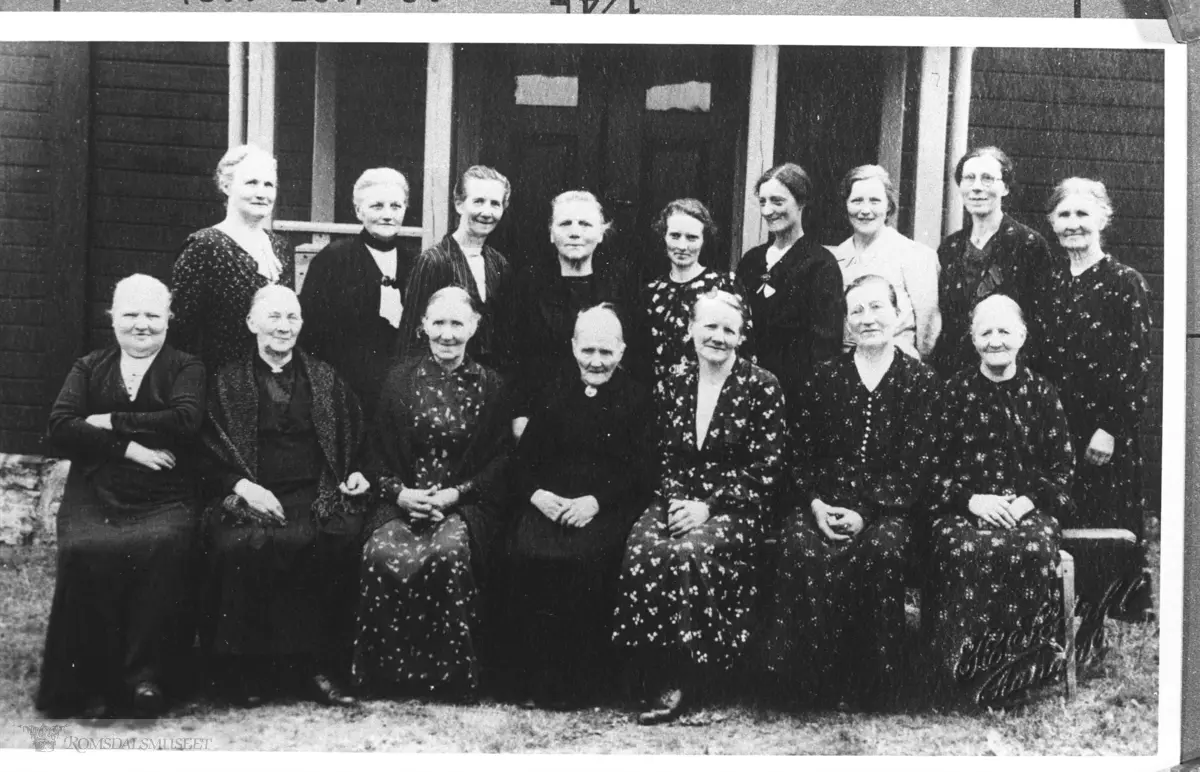 Torvikeidets kvinneforening i 1937..Fotografert hos Leif Klungnes..(Se navn i Romsdal Sogelags årsskrift 1987 side 115)