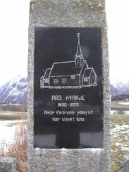 Minnestein for Rød stavkirke som ble revet 1885..Reist av Ne