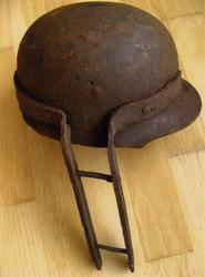 Tysk hjelm som senere har blitt brukt til noe annet, ukjent 