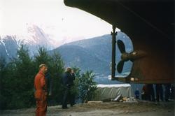 Fergen Mardøla fraktes til Eikesdalsvatnet.