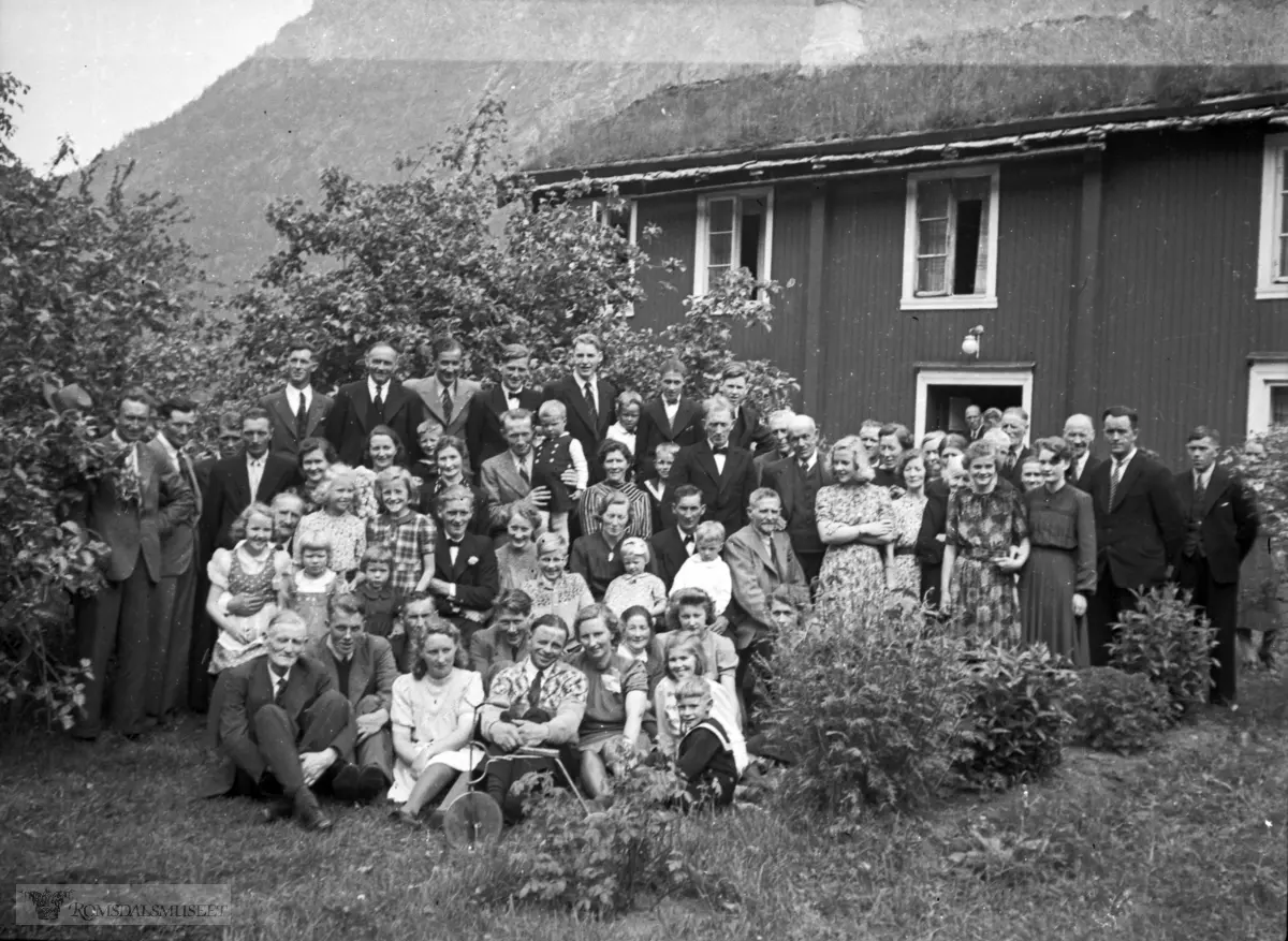 Bryllaupet til Peder Utigard og Magna Austigard i Reitan 29.06.1944.
