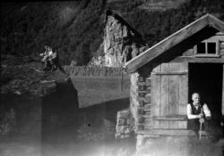 Skotsteinen i bakgrunnen men kvernhuset bygd 1901 til høyre.