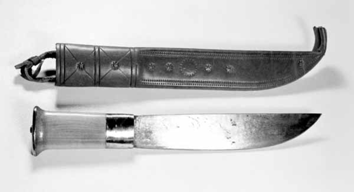 Slirekniv lagd av Kristian Johnsen (1907-1977) fra Sørreisa i Troms. Dette er en samisk knivtype som skulle være brukbar til mangt, også til oppgaver som mange viller ha løst med øks som arbeidsredskap. Dette eksemplaret er ubrukt. 

Bladet er lagd av fjærstål som er om lag 4 millimeter tjukt innerst ved knivskaftet, men som er noe tynnet framover mot knivodden. Det er 20,7 centimeter langt og opptil 4,1 centimeter bredt. Bladryggen er noenlunde rett mens egglinja er konvekst buet, Knivbladet er fasslipt. Slipefasene er bare cirka 2 millimeter brede.

Skaftet er rett, 10,7 centimeter langt opg har et ovalt tverrsnitt som tiltar markant i vidde mot den bakre enden, antakelig for å forebygge at redskapet lett kunne glippe ut av handa til brukeren. Materialet i skaftet er kjerneved av rødselje. I den fremre skaftenden er det påsatt en 3,0 centimeter bred messingholk. Endeveden bakerst på skaftet er beskyttet med et messingbeslag med to skruer. Bladet er forlenget med en tange, en spiss jerntein, som er tappet gjennom den sentrale delen av treskaftet og klinket mot ei rund messingskive sentralt på den nevnte endeplata.
 
Slira er sydd av lysebrunt lær.  Den er formet etter knivbladet og har følgelig en noe asymmestrisk form.  Slira blir holdt ihop av en vertikal søm på baksida.  Den har ingen holker eller beslag av metall.  I nederenden av slira er det en liten åpning og en trefliket, dekorativ lærsnipp. Under sliresømmen, på baksida av sliremunningen, er det ei spalte for en liten ring, lagd av ei kort lærreim, med henblikk på å kunne binde fast kniven i et belte. Den er trukket rundt slirebrystet og festet i ei slisse på innsida av sliresømmen. På forsiden er slira prydet med linjemønstre, noen heltrukne og noen striplete, enkel samt med rosettornamentikk, alt påført ved hjelp av stempler. 

Storkniven er samens universalkniv, og den brukes til en rekke arbeidsopperasjoner.