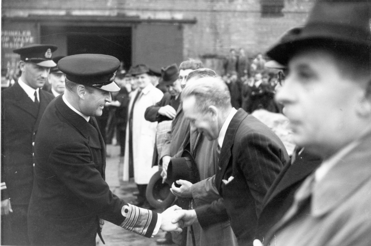 Fra overtakelsesseremonien 18. august 1944. HKH Kronprins Olav hilser på fremmøtte gjester.