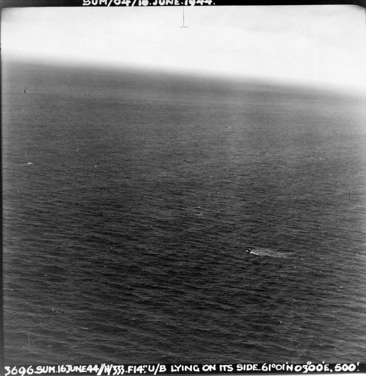 En Mosquito fra 333 skvadronen angriper en tysk ubåt vest for Sognefjorden, 16. juni 1944. Pilot på flyet er major E. U. Johansen. Ubåten er uskadeliggjort og ligger på siden.