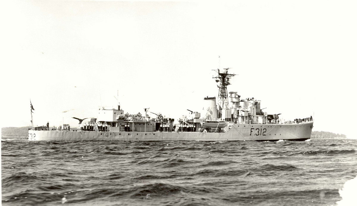 Motiv: KNM "Haugesund" (F312) Hunt.klasse fregatt. 4/5 styrbord låring.