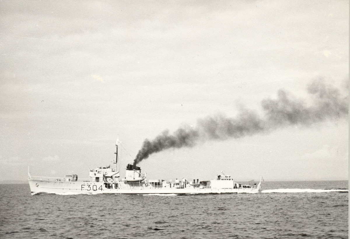 Fregatten KNM "Balder" under fart, babord side.