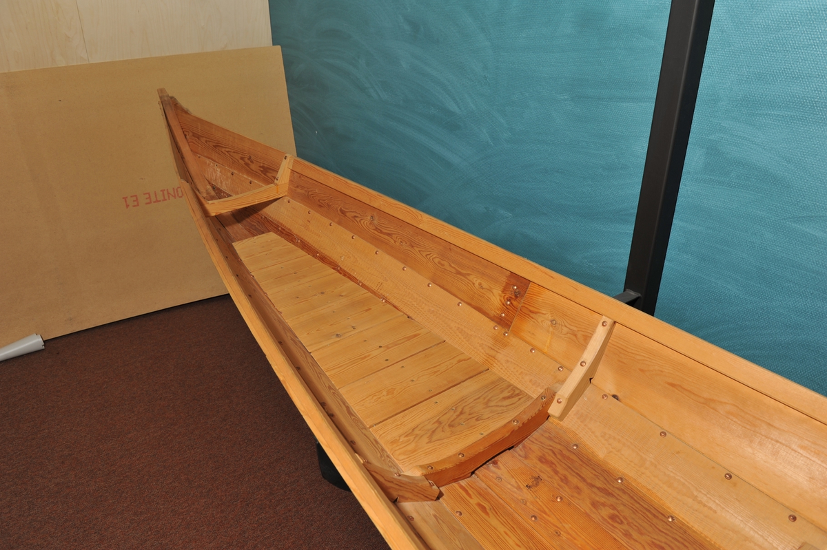 Elvebåt fra Rana/Nordreisa (kopi bygget av C. Onsager) 
3 bord i sida, skjøtt, kobberklink, tiljer, innvendig esing som slutter før stevnene. 