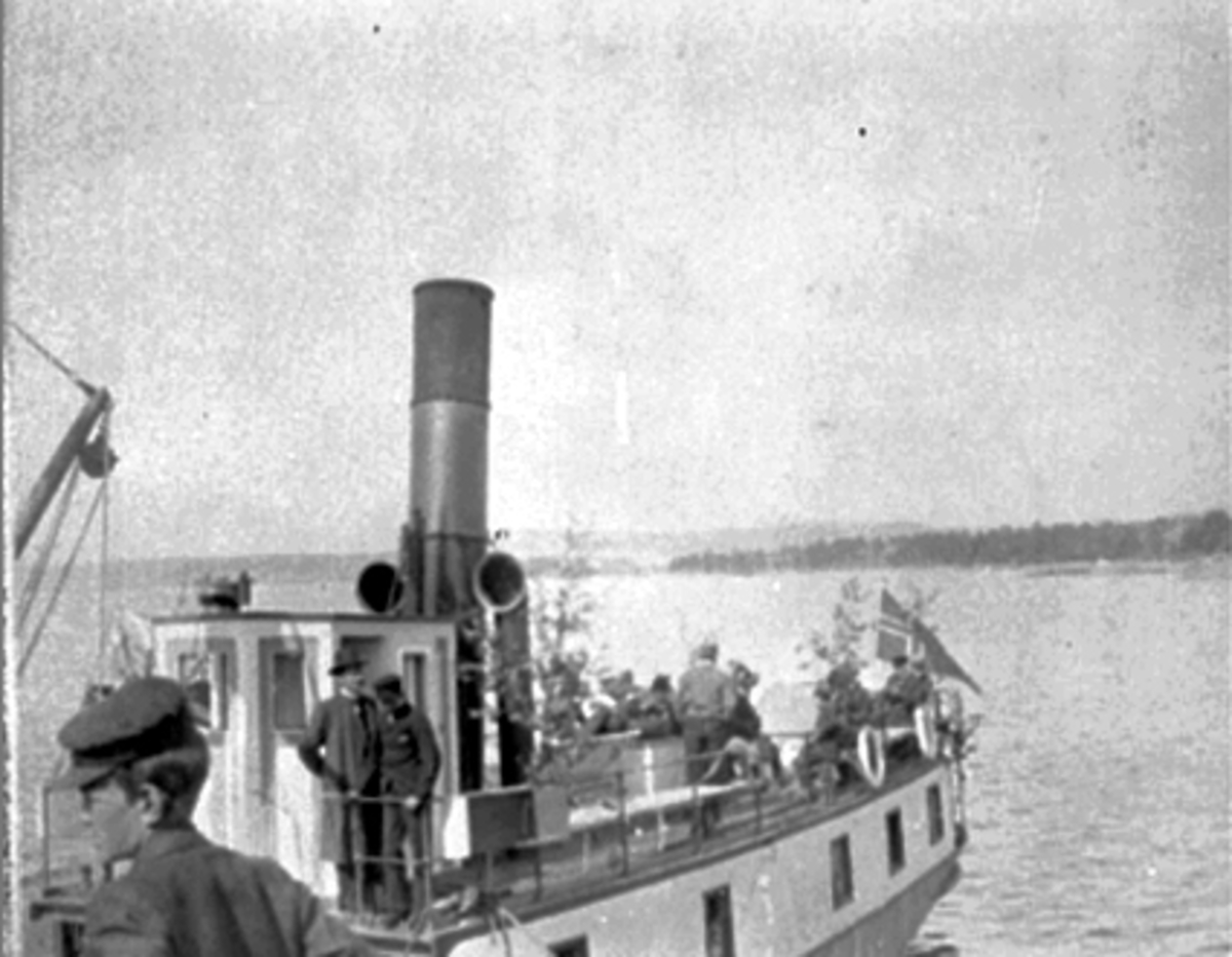 Hamar Hamarbukta, mjøsbåten D/S Skreia, pyntet flagg og bjørkeløv,  

