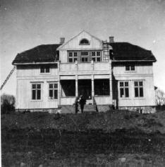 Eksteriør av Solberg, Tingnes, Hedmark. Bygd i 1915 av Hans 