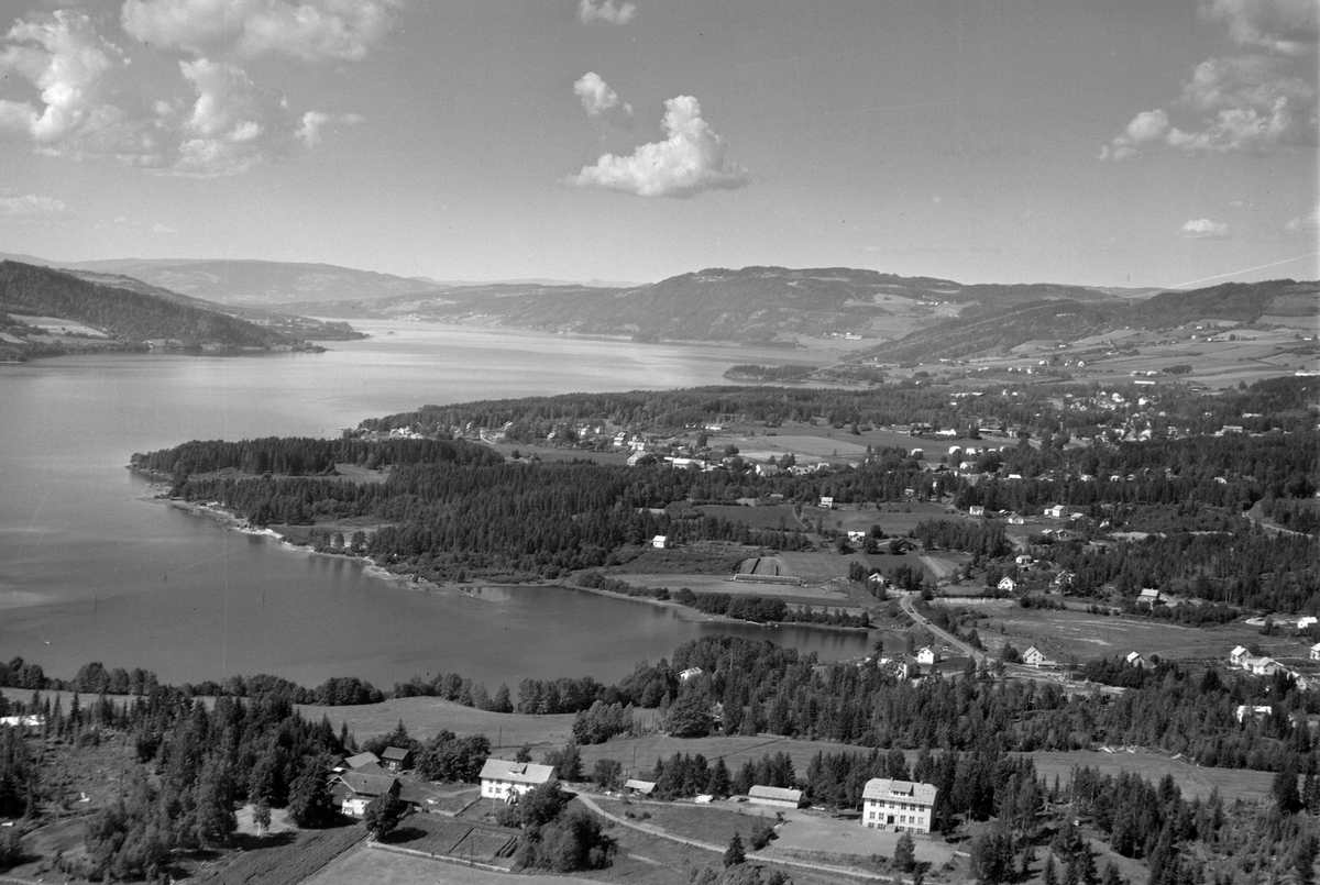 Flyfoto av Skarpsno skole mot Moelv, Ringsaker.