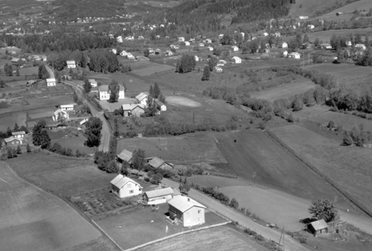 Flyfoto av Mørkved skole, Kongsvegen i Brumunddal.
