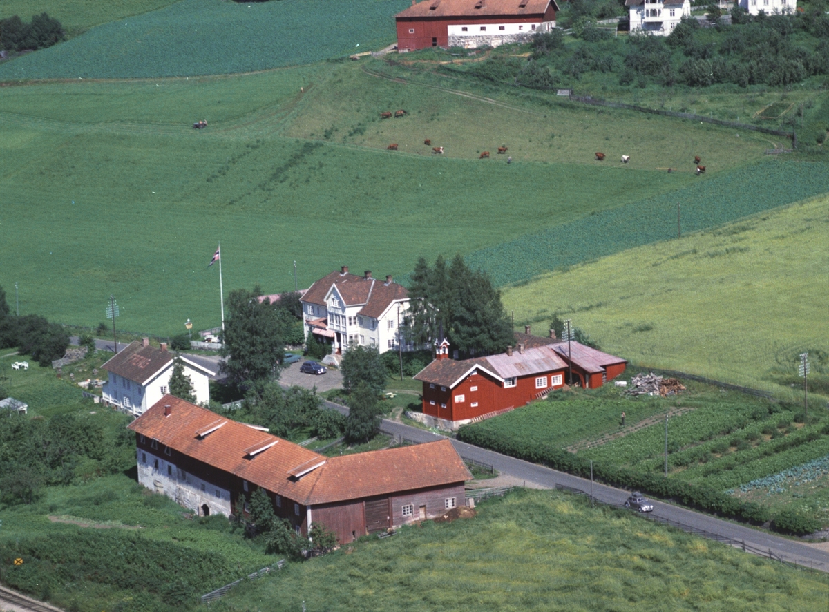 Flyfoto av Freng Gjestgiveri/pensjonat, Brøttum, Ringsaker.