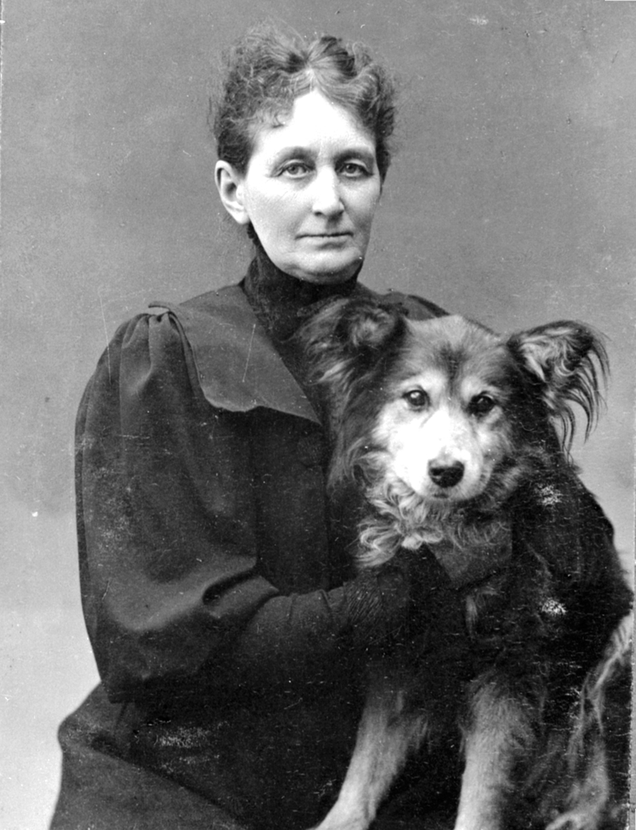 Portrett av Tora Schultz med hund. Thora f. 1844, g. m Oberst Theodor Schuldt/Schultz. Hun dør før 1910, han er da enkemann i Ringsaker. Fotografert ca 1890 dvs bildet er tatt mens de bodde i Kristiania.