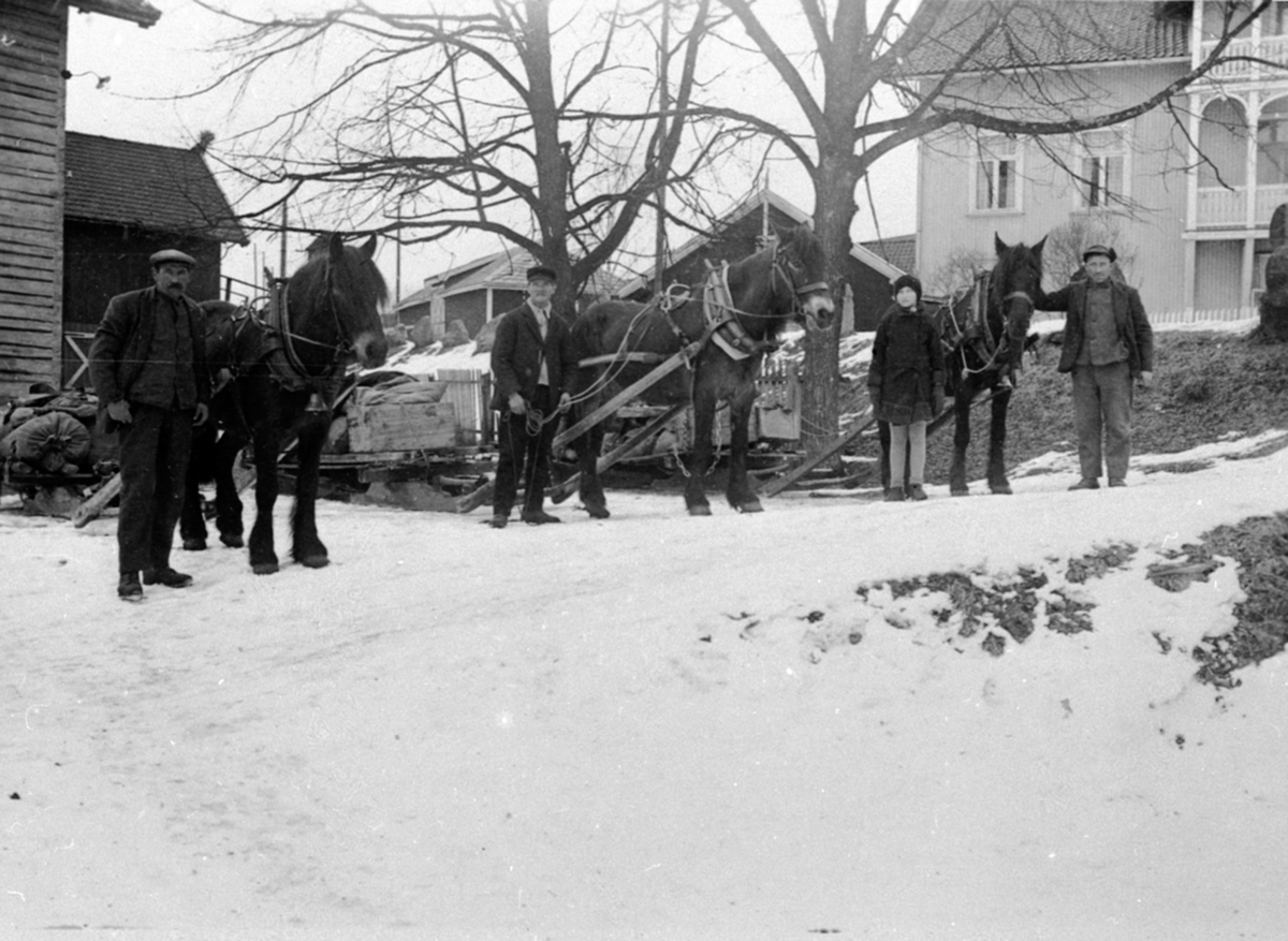 Tre hester med lunnedrag og oppakning. Tre menn på gårdsplassen i Hanselgården, Linddal Nordre. Bak er Linnerud. Foran fra venstre er Torvald Storsveen, Lars O. Åsen, Sigur Rudi.