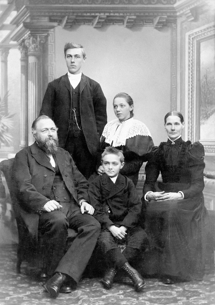 Familien Røhr på Røhr gard, Ringsaker, fra venstre ordfører Thore Røhr, Halvor, Helene, bak er Kristian, Karen Ensby født Røhr.