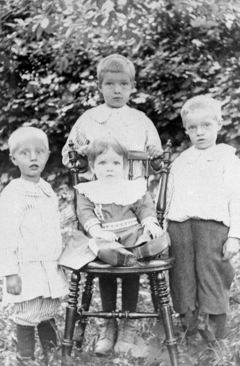4 gutter fra Baardset nedre, Næroset, Ringsaker. Fra venstre er Tore Baardseth f.1906, Svend Baardseth f.1901, Even Baardseth f.1903, i midten Martin Baardseth f.1908.