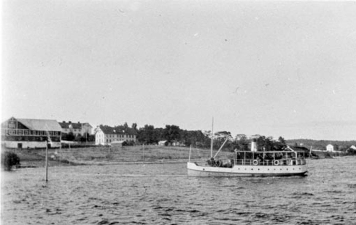 Mjøsbåten M.S. Kvikk på vei inn mot Sundsbrygga på Helgøya. Toftes Gave i bakgrunn.