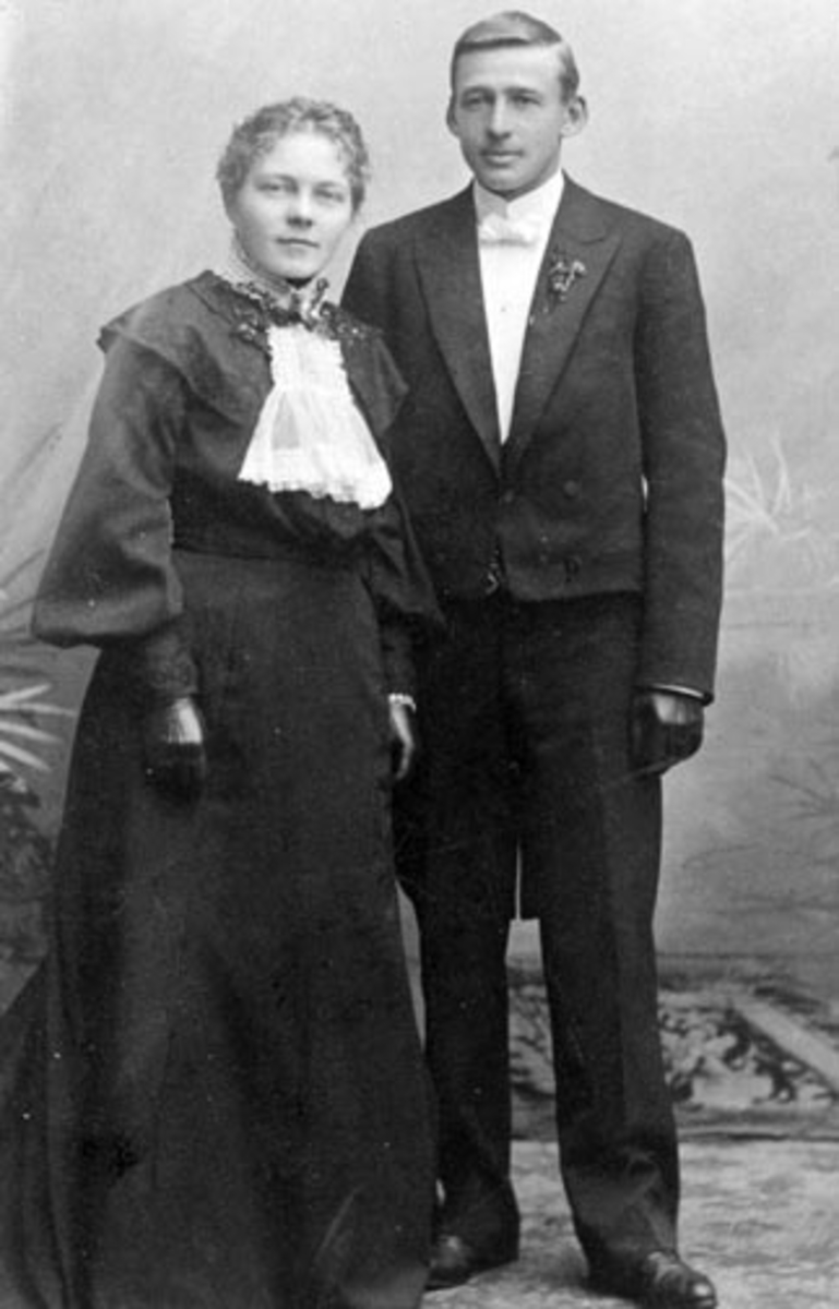 Ekteparet Anne Marie Mengshoel (1878-1912), Skinstad og Anders Evensen Fossum (1881-1940), Fossum, Nes, Hedmark.