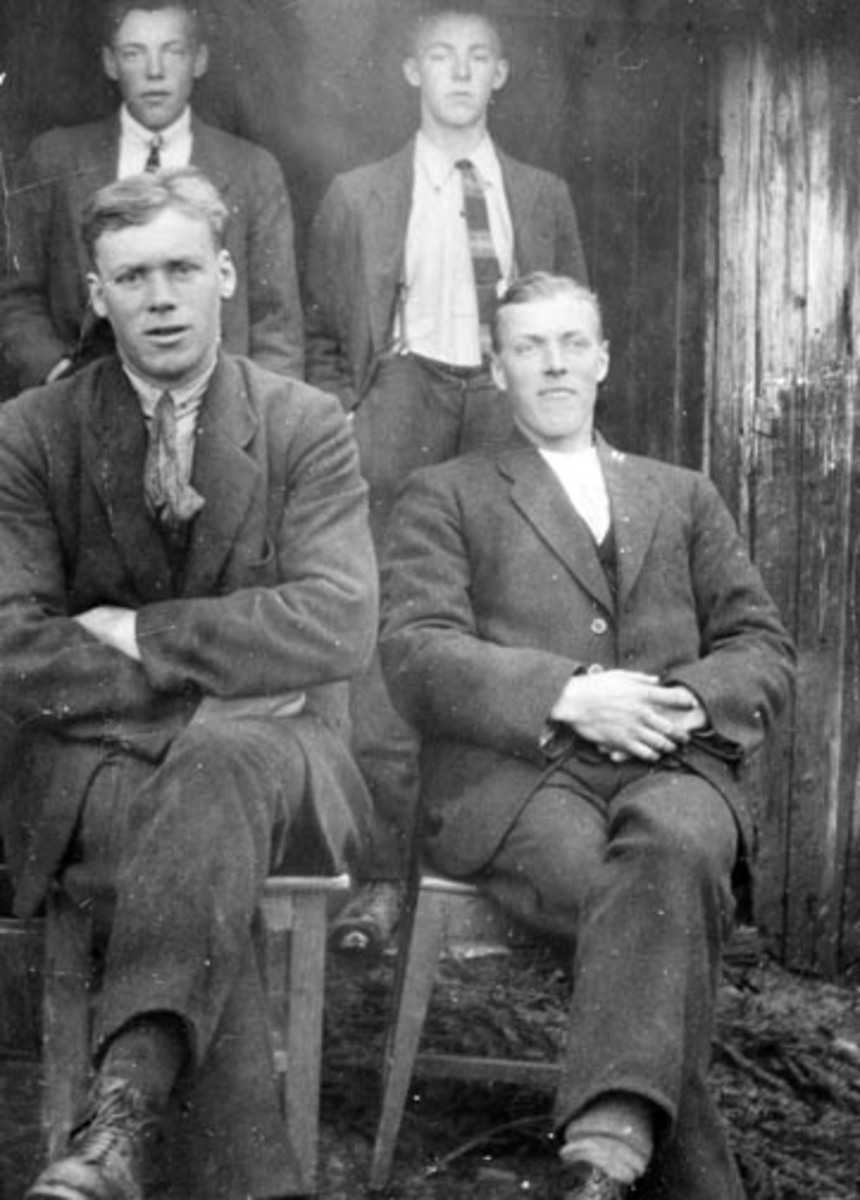 Myhrehagen-karer i 1923. Foran fra venstre er Karl F: 1901, Emil F:1898, bake er Martin F: 17 juli 1903, Magnus F: 1907, Nes, Hedmark.