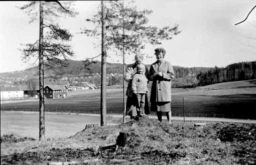 Oversikt Buttekvernsjordet før utbygging. I forgrunnen er Wencke Martinsen, bak er Eli Frydenlund, Solveig Martinsen. Enggutua 21, Brumunddal.