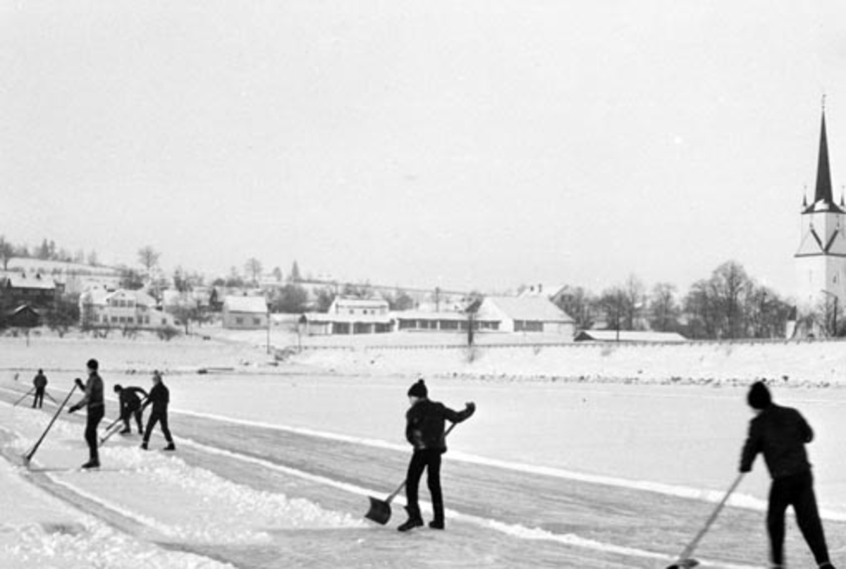 Seks gutter lager skøytebane på Mjøsisen ved Nessundet bru, Nes kirke, Hedmark.