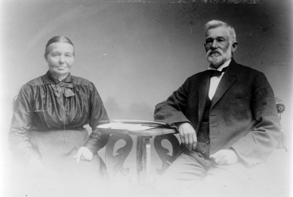 Hans Børresen (1852-1923) og kona Petronelle (1850-1932), Aarvold søndre, Nes, Hedmark.