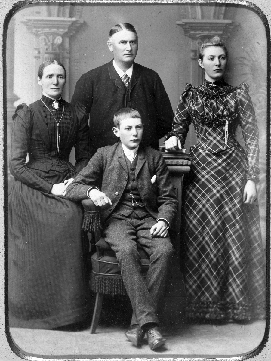 Familiegruppe Jevanord, Brumunddal. Fra venstre Oline, Hans, Karen og foran Petter Jevanord.. Hans Jevanord drev landhandel i Brumunddal.