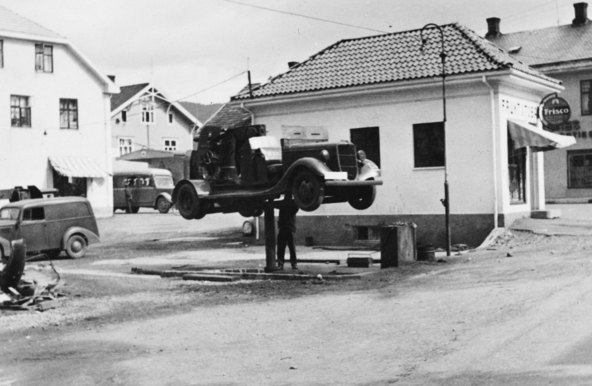 Brumunddal Bilcentral og Verksted, Industrigata, Furnesvegen. Lastebil, en Ford V8, årsmodell 1935-36, til reparasjon.