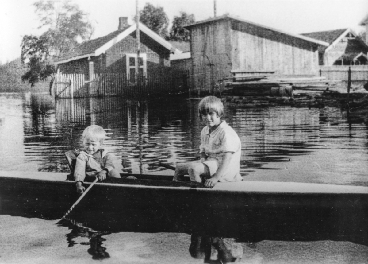 Flom i Sundet. Barn i kajakk. Sannsynligvis i 1927.