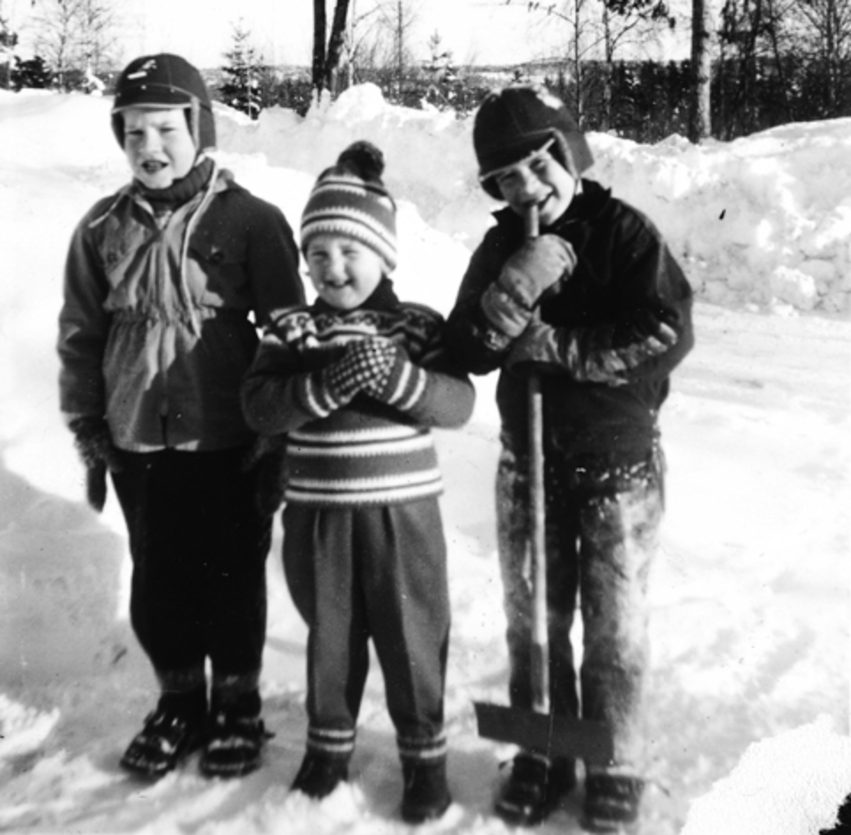 BARN, VINTER. ÅGE MONSEN, IRENE MONSEN OG KJELL BJØRSETH LEKER I SNØEN ...