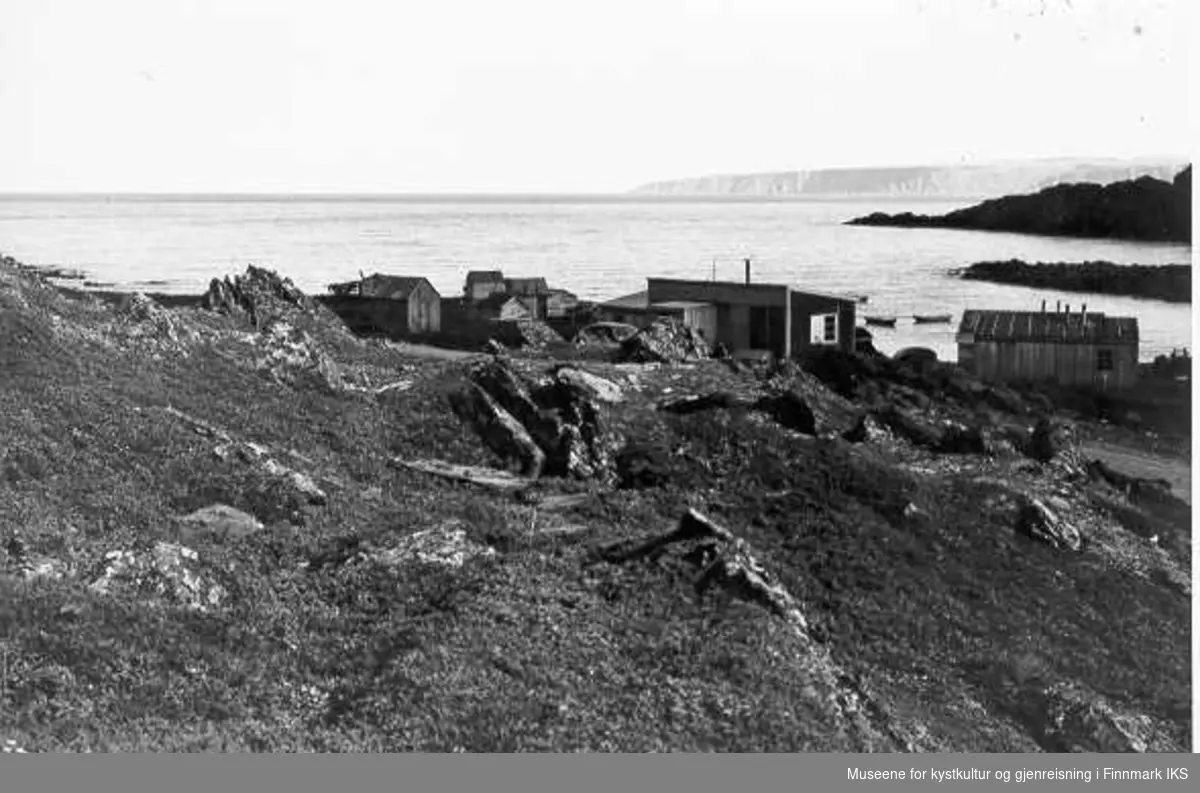 Normannset, lakseplass mellom Berlevåg og Kongsfjord. Bare brukt til sjølaksefiske sommerstid. Ca 1959