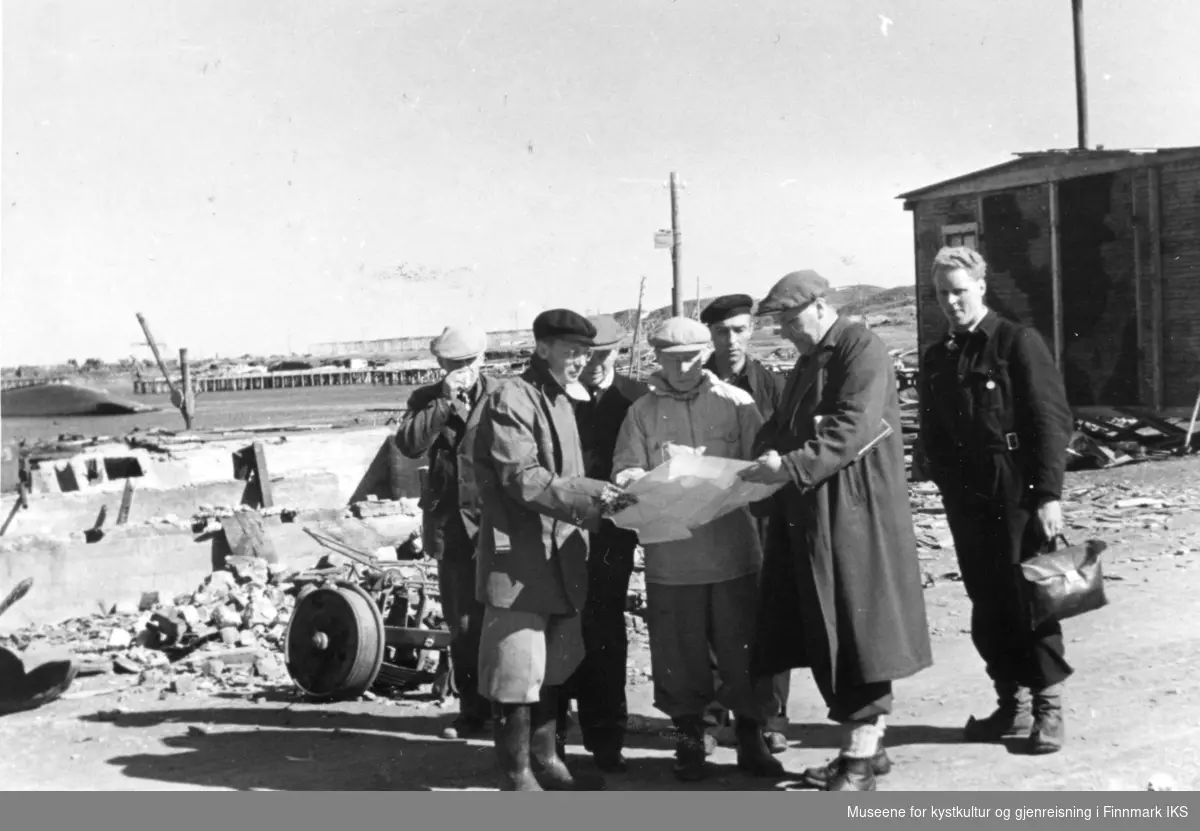 Bak fra venstre: Birger Bergheim, ukjent, Oluf Olufsen, Jarle Jensen (med veske) Foran fra venstre: Ukjent,  Hans Gabrielsen og Jentoft Jensen. 
Studerer reguleringskart, sommeren 1945