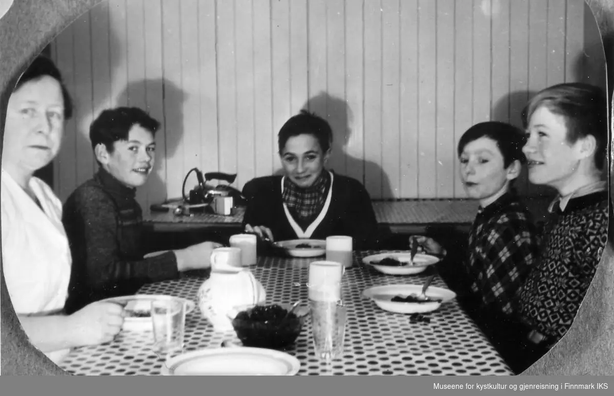 Elever spiser dessert på skoleinternatet i Kongsfjord, ca 1954