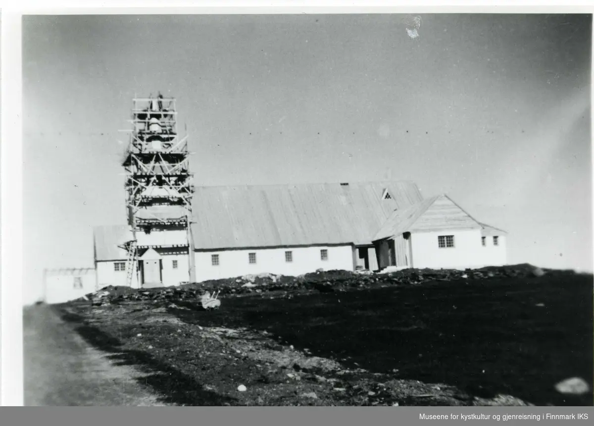 Gamvik Kirke. Bygging av tårnet ca 1955