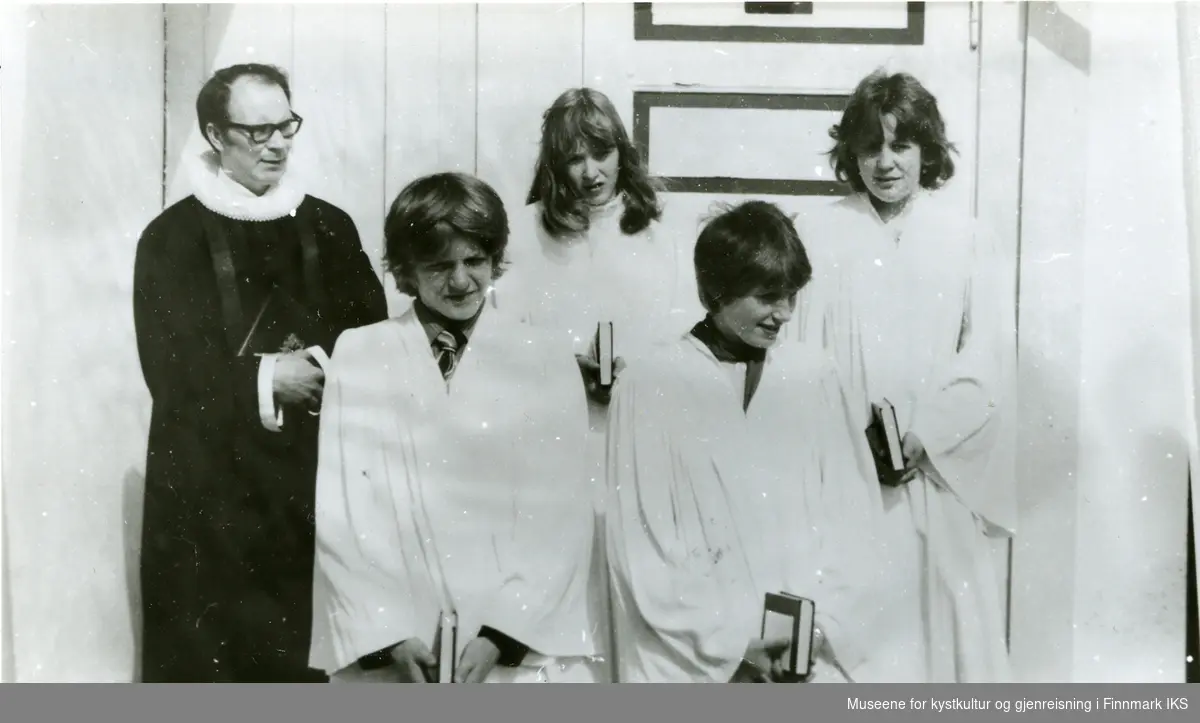 prest og fire konfirmanter 1974