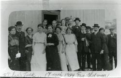 Arbeidsfolk hos B.T. Aas på Varholmen 17. mai 1914.
Telegra